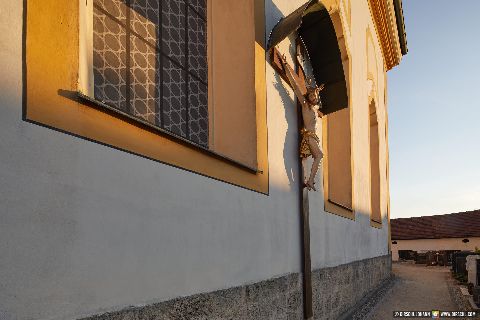 Gemeinde Erharting Landkreis Mühldorf Kirche großes Kreuz (Dirschl Johann) Deutschland MÜ